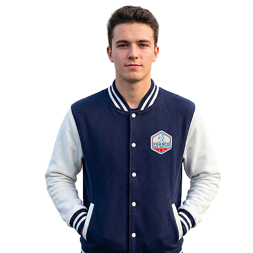 Veste varsity bleu marine et blanche style hockey portée par un mannequin, avec écusson sur la poitrine.
