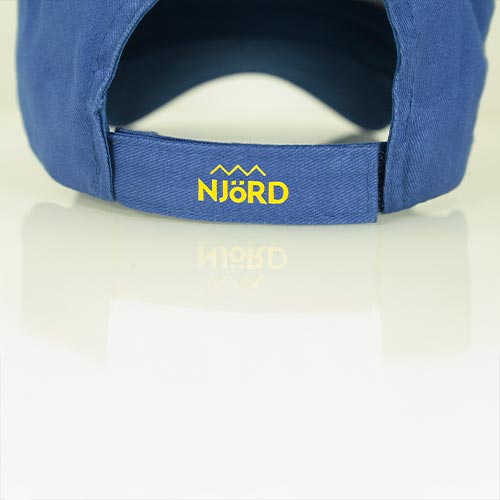 Arrière d’une casquette bleue personnalisée avec logo Njord.