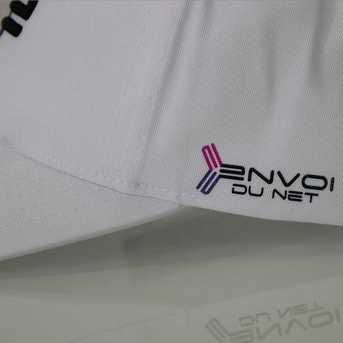 Détail du logo Envol du Net brodé sur une casquette blanche