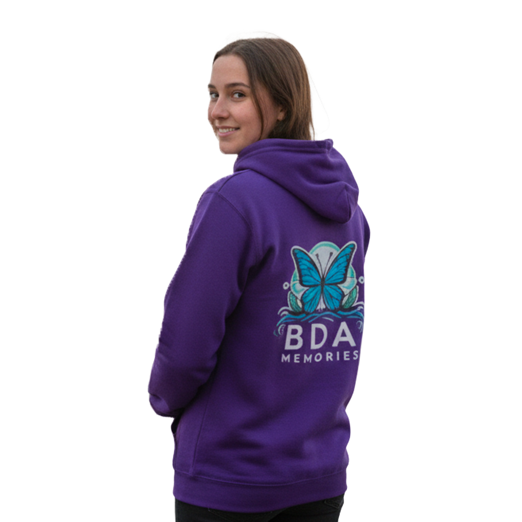 Sweat violet BDA Memories porté en extérieur, broderie papillon visible au dos.