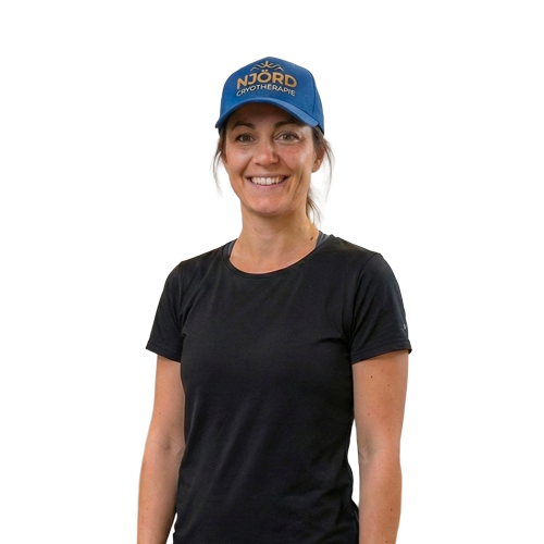 Casquette bleue personnalisée avec logo imprimé, portée par un modèle.