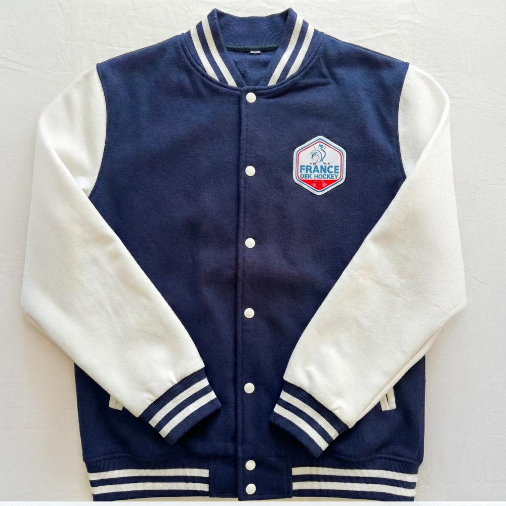 Teddy bleu marine et blanc avec écusson hockey sur la poitrine.