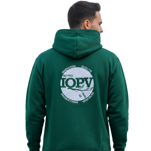 Homme de dos portant une veste sweat à capuche vert sapin avec le logo blanc IQPV imprimé à l'arrière.