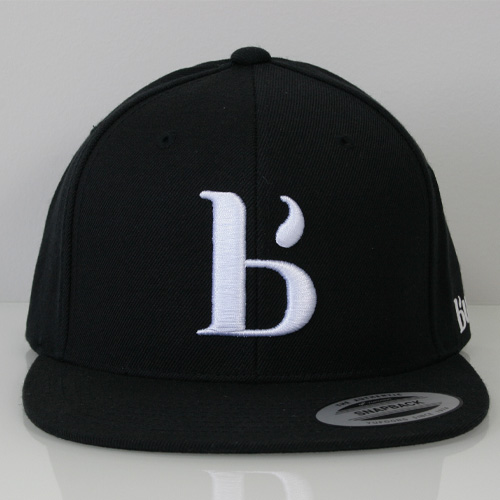 Casquette noire snapback avec broderie 3D blanche du logo B centrée.
