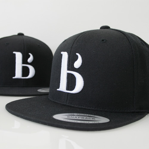 Montage photo montrant la casquette Buxum portée, de face, de dos et de trois-quarts.