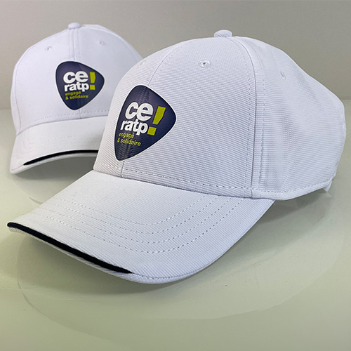 Deux casquettes de sport blanches avec le logo personnalisé CE RATP.