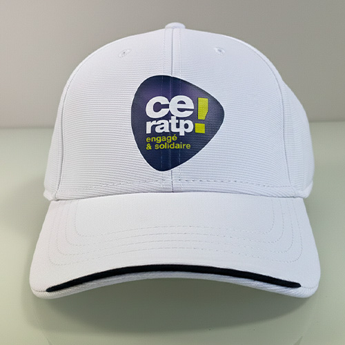 Casquette blanche de profil avec logo CE RATP engagé et solidaire.
