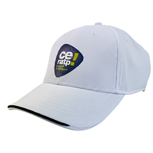 Deux casquettes blanches personnalisées avec le logo CE RATP posées sur une surface plane.