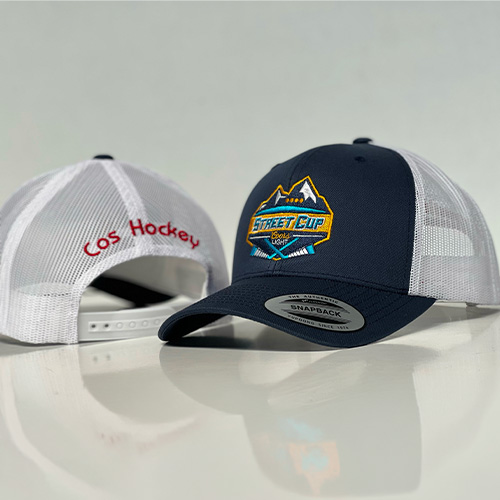 Casquette trucker marine et blanche avec logo brodé Street Cup Coors Light et deux crosses de hockey entrecroisées.