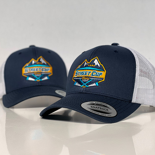 Deux casquettes de hockey Street Cup présentées côte à côte, l'une de face et l'autre de trois-quarts, mettant en avant le logo brodé sur fond bleu marine.