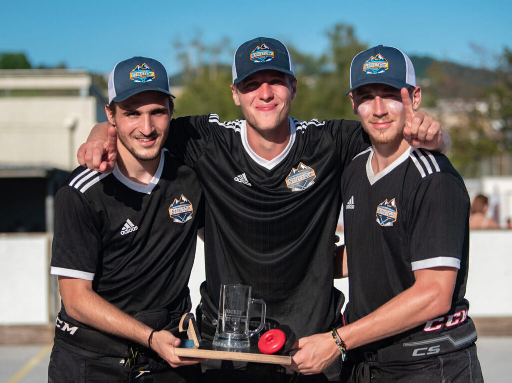 Zoom sur les détails de la casquette trucker. On y voit la structure des panneaux avant en coton bleu marine, le filet latéral respirant blanc et la précision de la broderie multicolore du logo Street Cup.