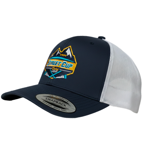 Vue de trois-quarts d'une casquette trucker marine et blanche avec logo Street Cup brodé et visière incurvée.
