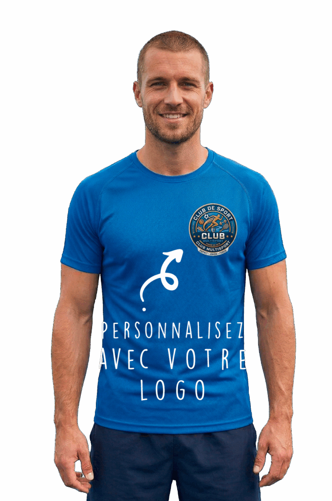 Homme portant un t-shirt de sport bleu personnalisé avec un logo de club.