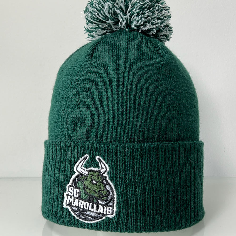 Bonnet pompon vert personnalisé avec broderie du logo d'un club sportif