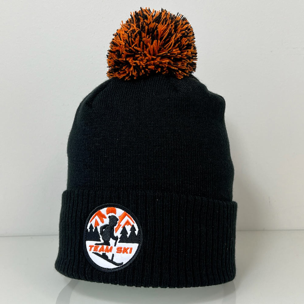 Bonnet pompon noir personnalisé avec écusson rond Team Ski
