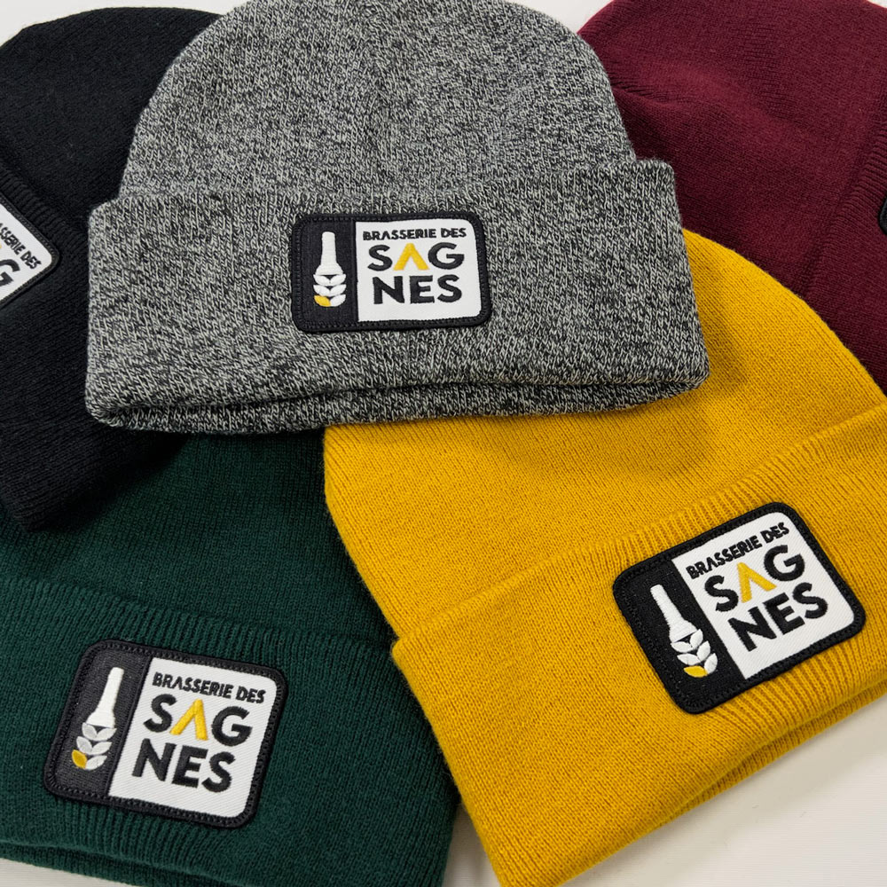 Bonnets unis de plusieurs couleurs personnalisés avec écusson Brasserie des Sagnes
