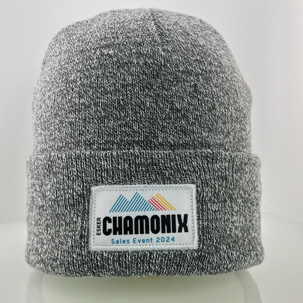 Bonnet uni gris chiné à revers personnalisé avec écusson pour un événement professionnel