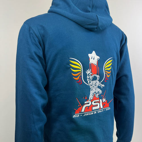 Sweat à capuche bleu marine personnalisé avec broderie multicolore grand format au dos, illustration PSI 2021-2022 Janson de Sully