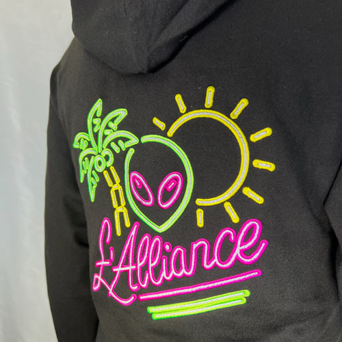 Sweat à capuche noir personnalisé avec broderie multicolore style néon au dos, L'Alliance, alien vert, palmier et soleil