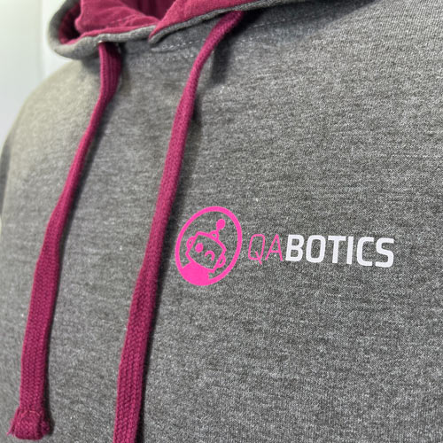 Sweat à capuche bicolore gris chiné et bordeaux personnalisé avec impression du logo QABotics en position cœur, cercle rose et texte blanc
