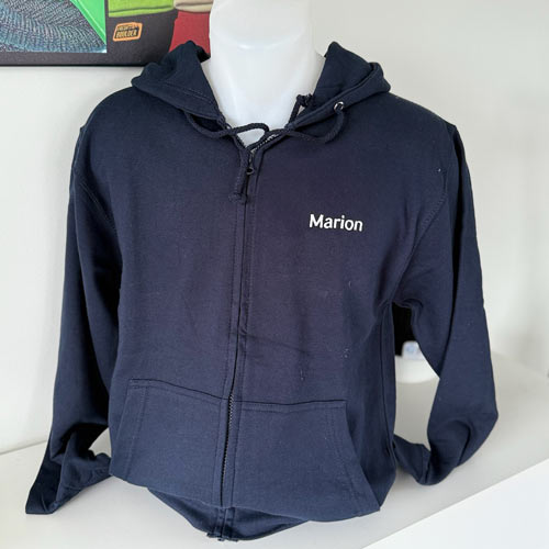Veste à capuche bleu marine personnalisée avec broderie du prénom Marion sur la poitrine