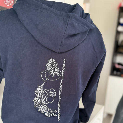 Veste à capuche bleu marine brodée dans le dos avec le logo Sages-femmes Angers