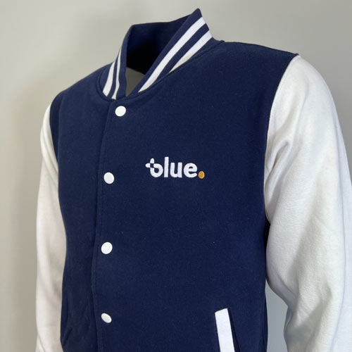 Veste teddy bleu marine et blanche personnalisée avec broderie du logo blue. sur la poitrine