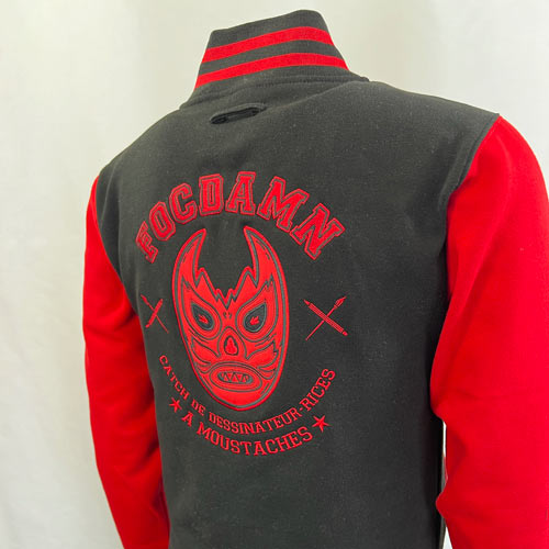 Veste teddy noire et rouge brodée dans le dos avec le visuel Focdamn