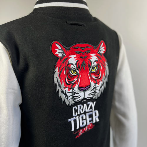 Veste teddy noire à manches rouges brodée dans le dos avec le logo Crazy Tiger