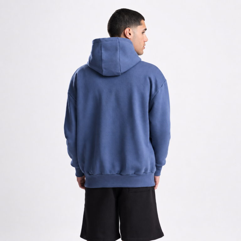 Sweat capuche lourd oversize de couleur Atlantic blue portée par un homme vue de dos