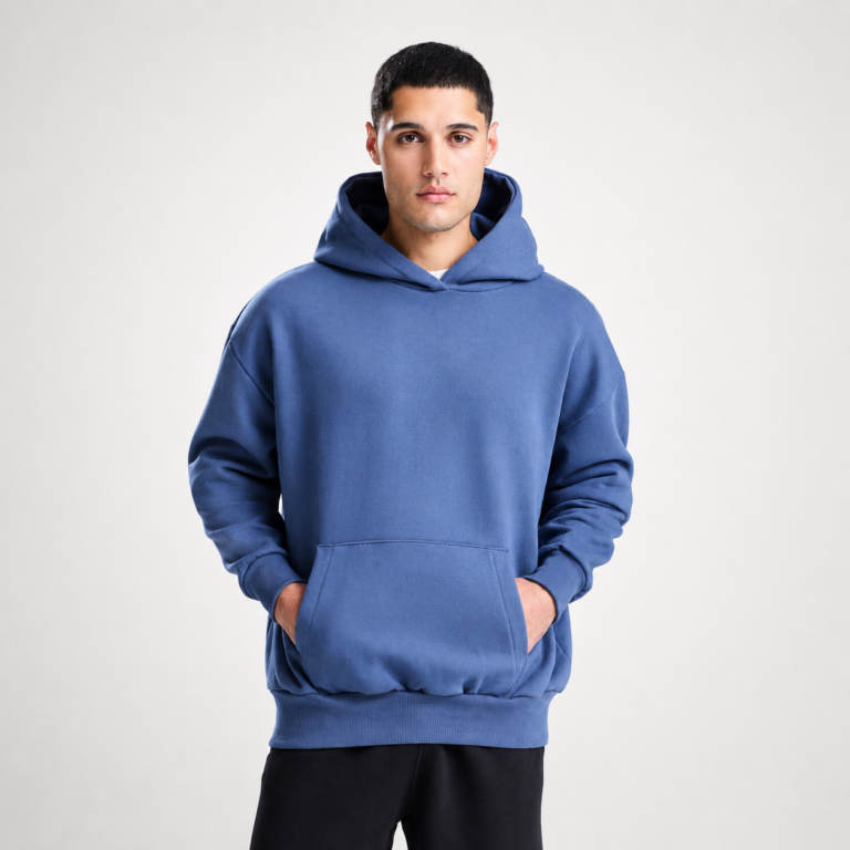 Sweat capuche lourd oversize de couleur Atlantic blue portée par un homme vue de face