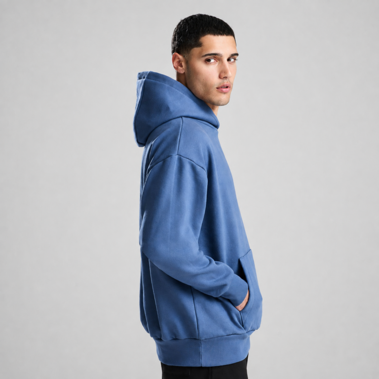 Sweat capuche lourd oversize de couleur Atlantic blue portée par un homme vue de profil